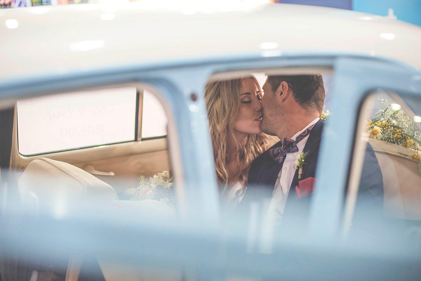 05-boda-cristina-emil-beso-coche