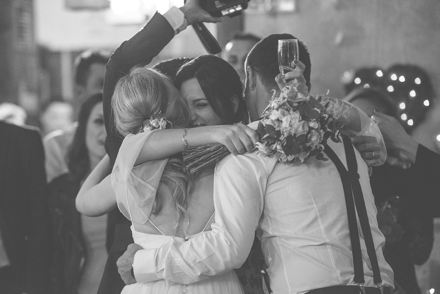 06-boda-cristina-emil-besos-abrazos